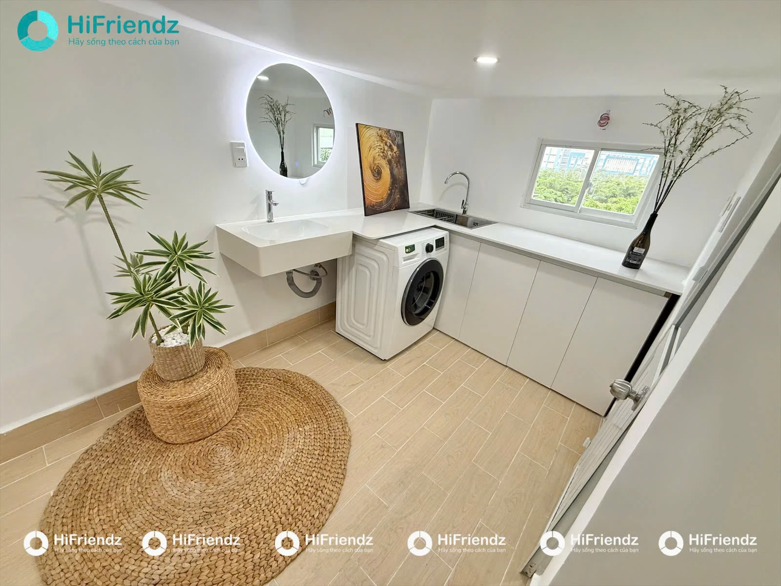 Góc bếp, máy giặt riêng và bồn rửa trong căn hộ Hưng Hóa